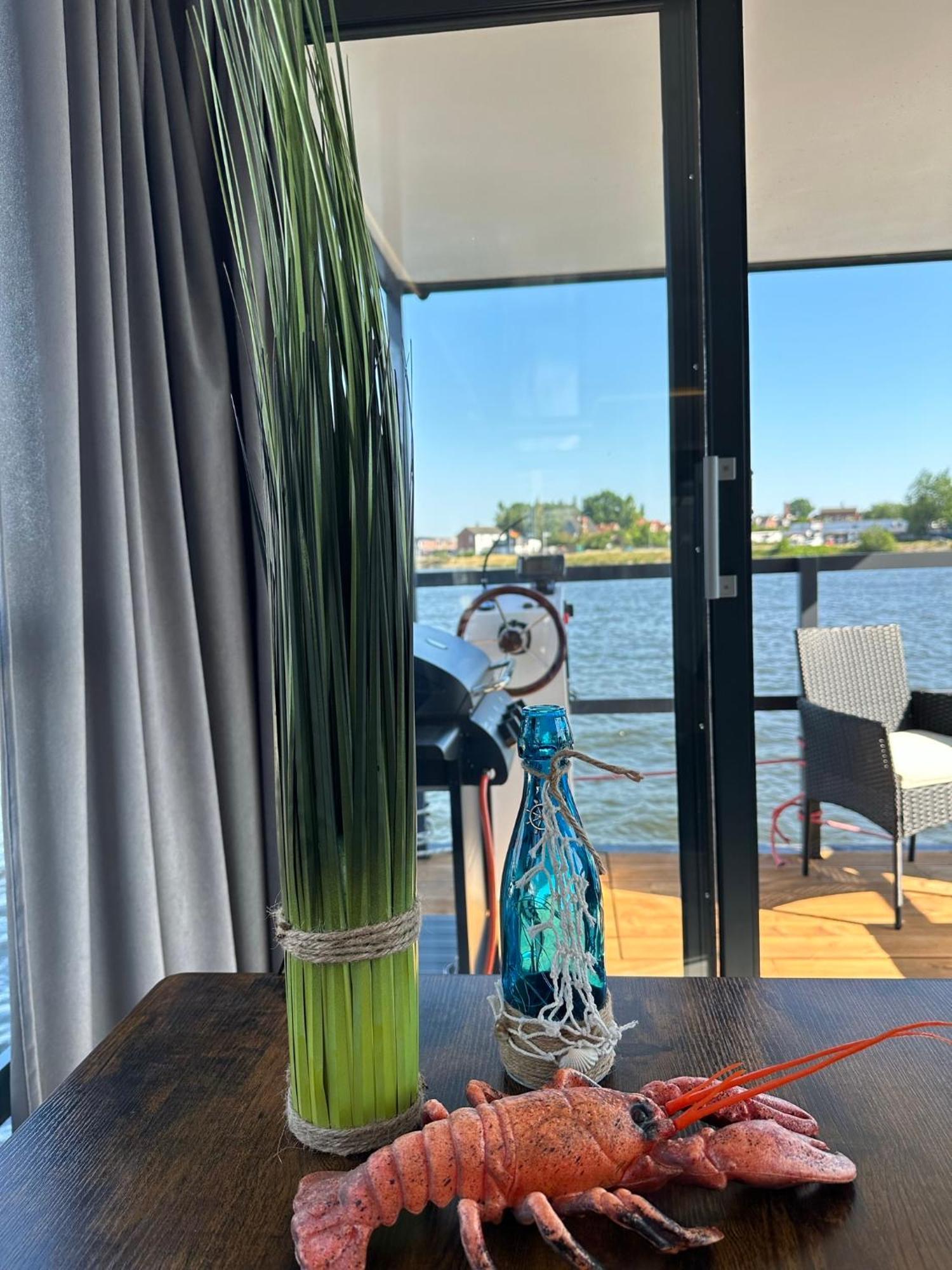 Premium Hausboot Trave Traum Apartamento Lübeck Exterior foto