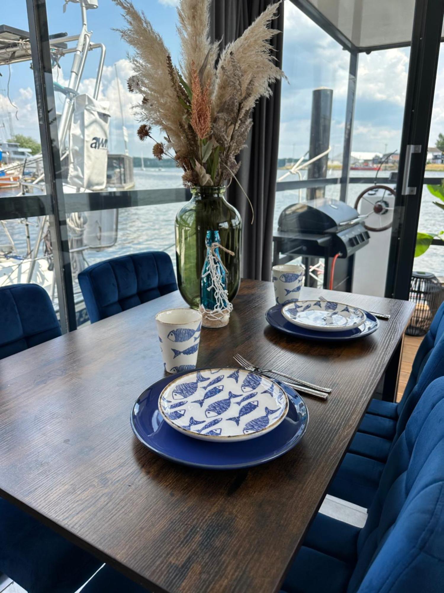 Premium Hausboot Trave Traum Apartamento Lübeck Exterior foto