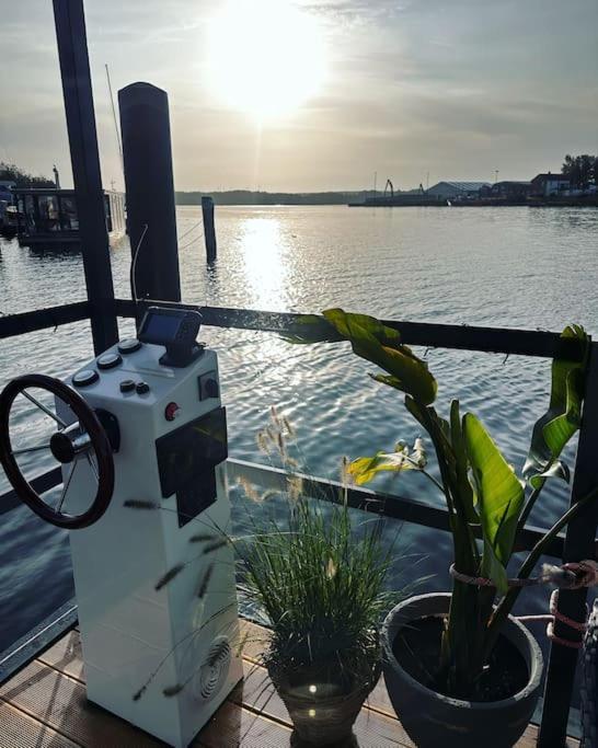 Premium Hausboot Trave Traum Apartamento Lübeck Exterior foto